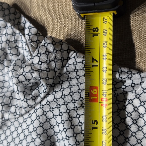 New York & Company Stylish Button-Up Shirt with Geometric Pattern Size Small - Picture 4 of 7